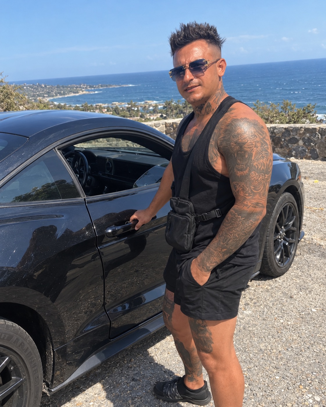 Ibrael junto a un coche frente al mar